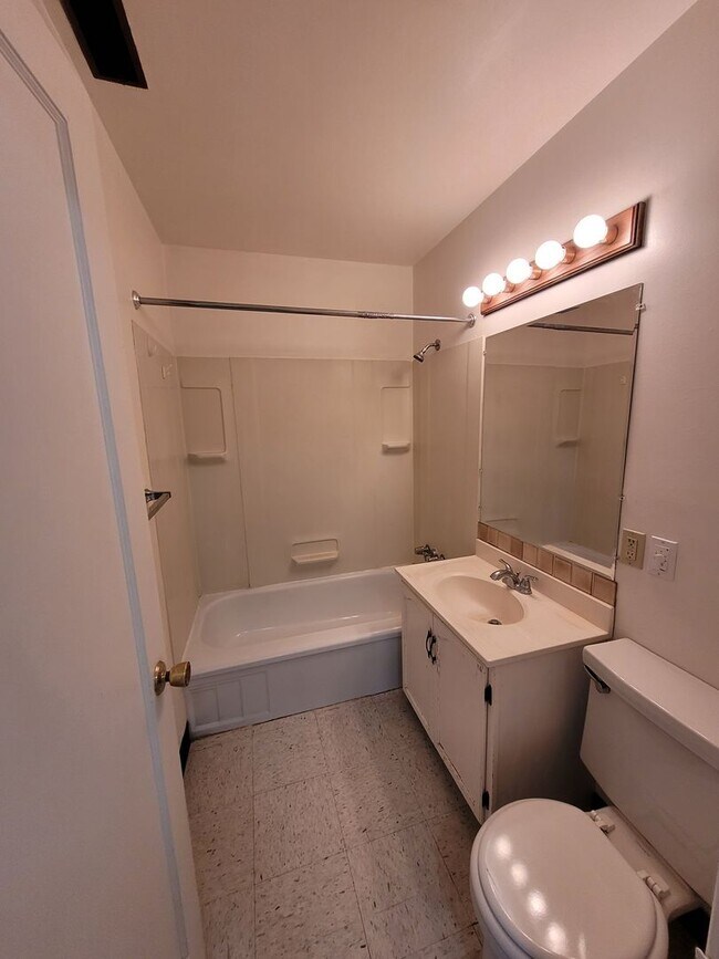 Building Photo - 815 Lindberg Ln