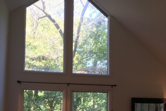 Building Photo - 914 Crestwood Ln