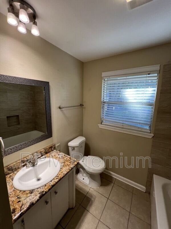 Building Photo - 3280 Crestaire Dr
