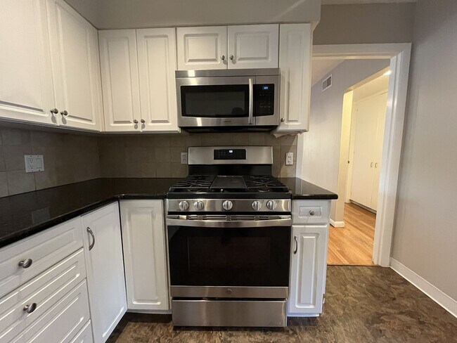 Building Photo - Beautiful 3-Bedroom Home with Remodeled Kitchen, Dual Living Spaces & Spacious Backyard