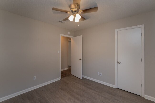 Building Photo - 2937 Dahlia Dr