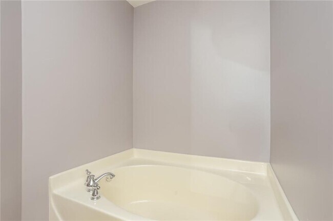 Building Photo - 2860 Ridgeview Dr