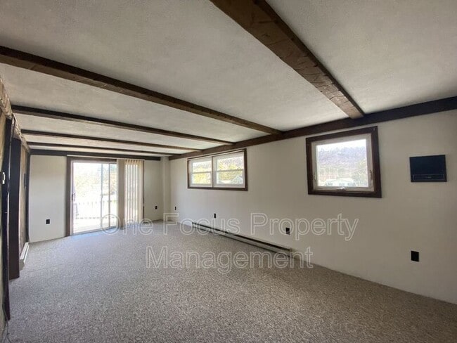 Building Photo - 935 E 2nd St