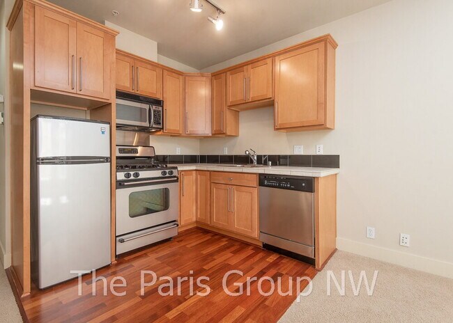 Building Photo - Gorgeous Green Lake Condo * 1 Block to Park Entrance, Onsite Retail, Garage Pkg, EZ Commute!