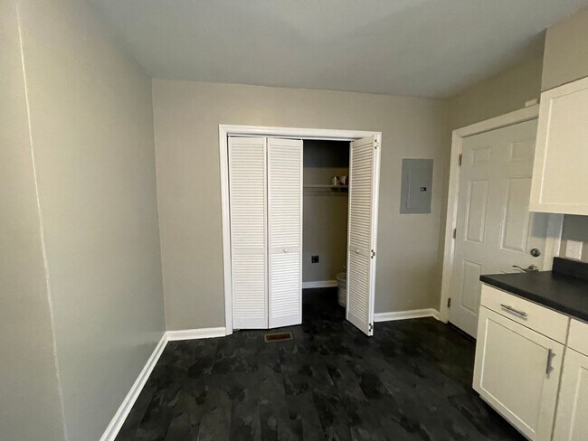 Building Photo - Adorable Brick Home!