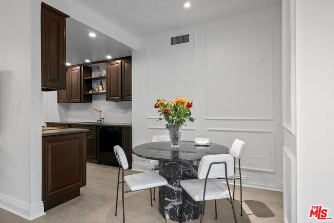 Building Photo - 1131 Alta Loma Rd