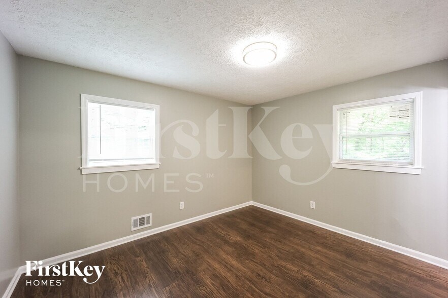 Building Photo - 743 Oak Dr