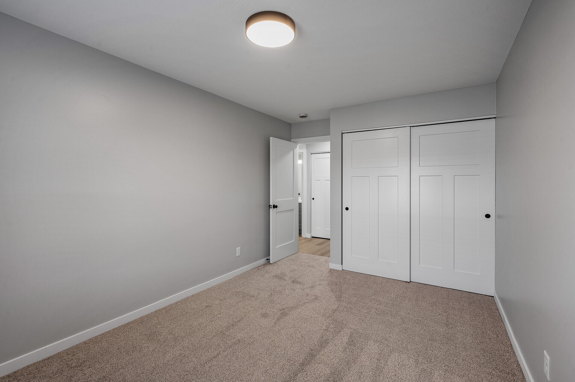 Large closets - 1551 Namekagon St