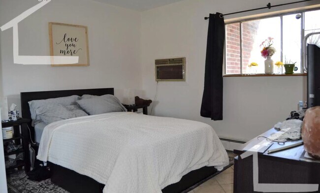 Building Photo - Great 2-bed with Pool!  Ht + HW Incl., 2 Parking Spots Included.  Cat Friendly