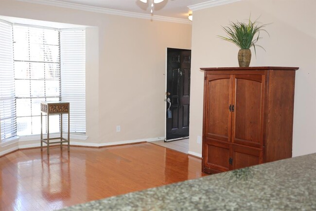 Building Photo - 2255 Braeswood Park Dr