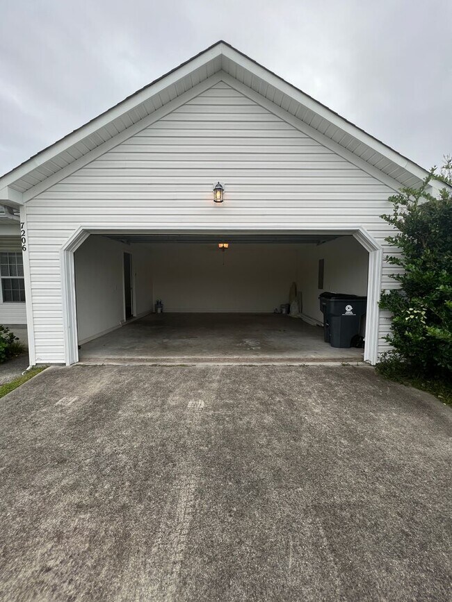 Building Photo - Welcome to this charming 3-bedroom, 2-bathroom home located in the desirable Ogden area of Whitne...