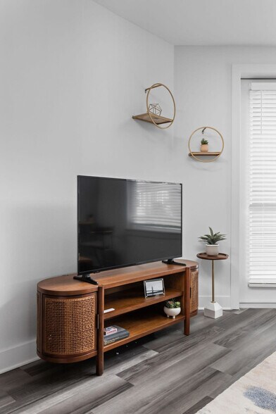 Building Photo - 520 E Washington St