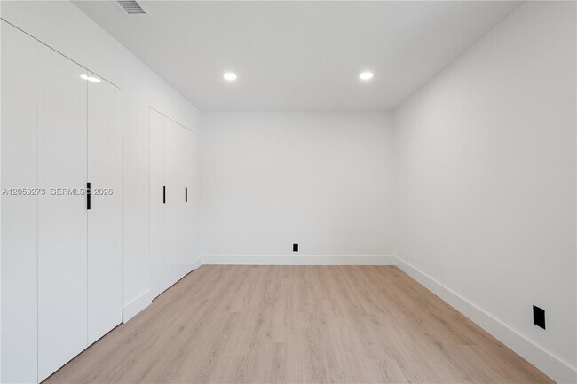 Building Photo - 1543 SW 1st Ave