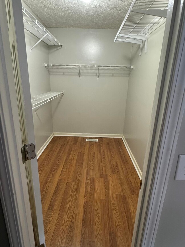 Building Photo - 105 Mustang Dr