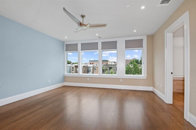 Building Photo - 16 Bright St