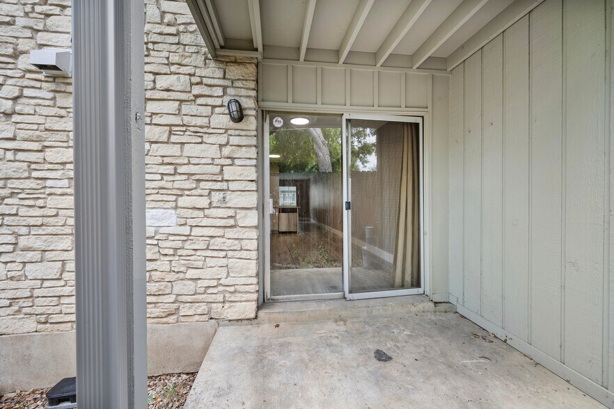 Patio - 2303 East Side Dr