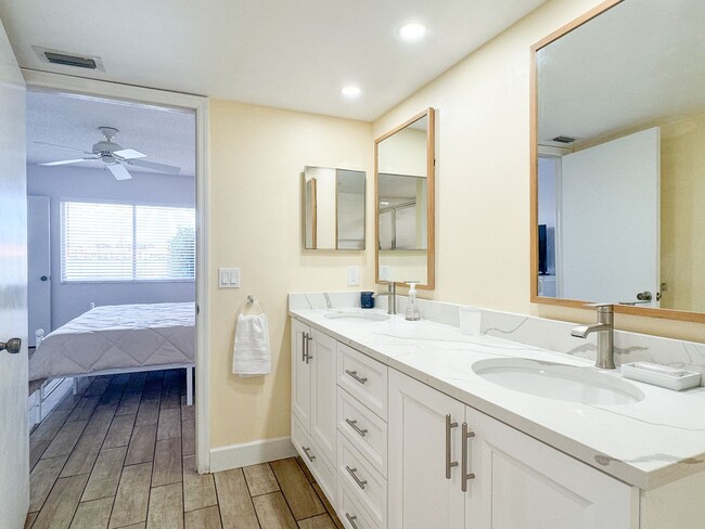 Building Photo - ** 2/2 FIRST FLOOR EMERALD LAKES BEAUTY RE...