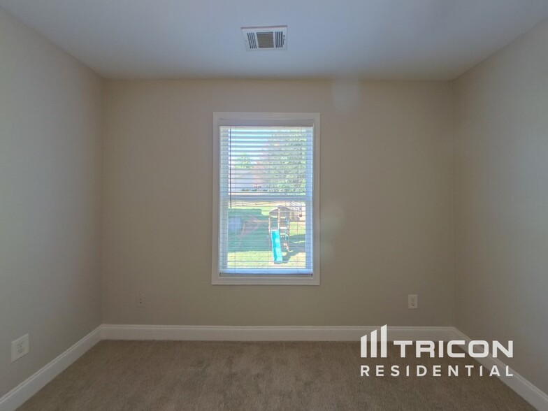 Building Photo - 9015 Montclair Hills Dr