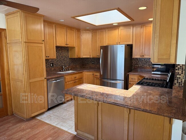 Building Photo - 2155 Montclair St