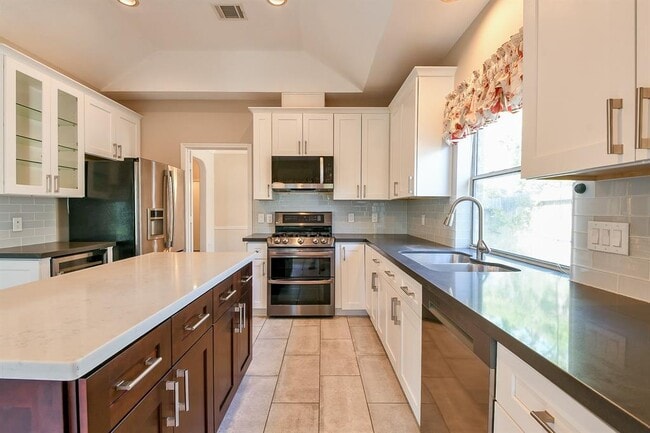 Building Photo - 18035 Somerset Knolls Ct