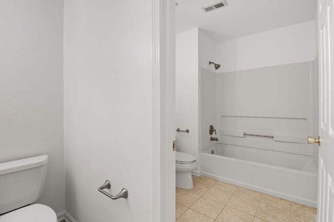 Building Photo - Spacious Three Bedroom Townhome in Old South!