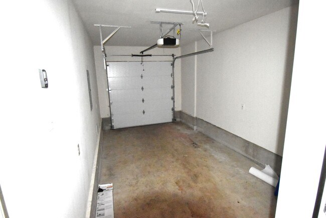 Building Photo - Spacious Town home.