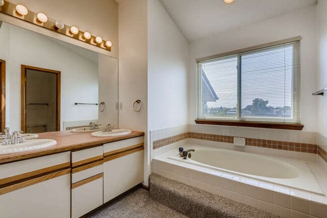 Building Photo - 9151 Kenwood Ct