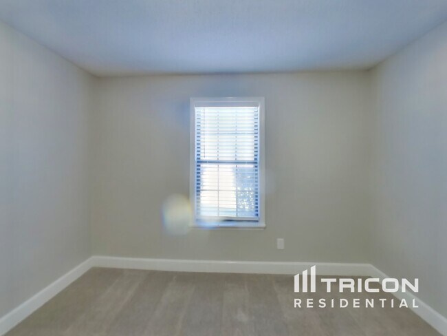 Building Photo - 2435 Burns Dr