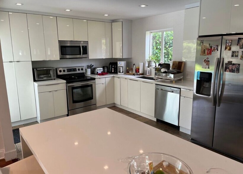 Building Photo - 7300 SW 84th Ct