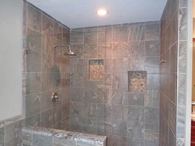 Building Photo - 525 Hidden Creek Dr