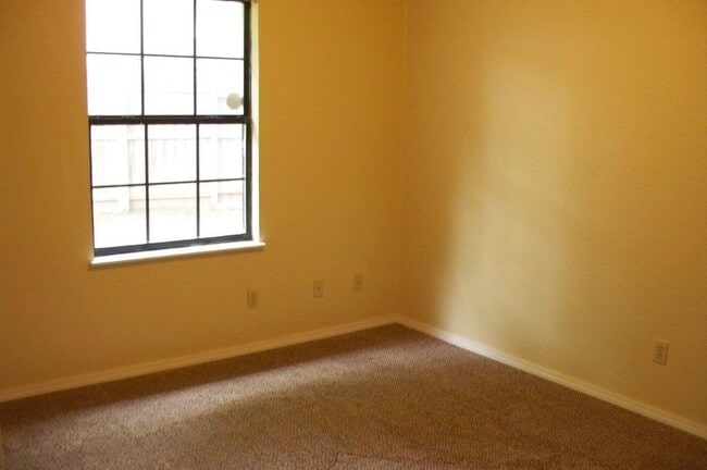 Building Photo - 827 Russell Cir