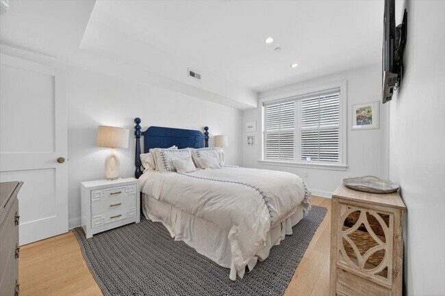 Building Photo - 521 E 8th St