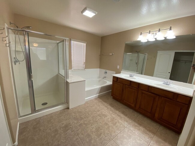 Building Photo - Beautiful 4-Bed, 3-Bath Home with Granite Kitchen, Stainless Steel Appliances, Vaulted Ceilings, ...