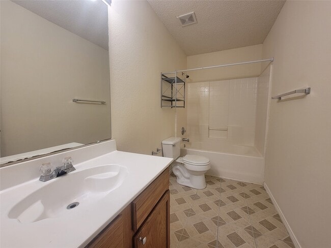 Building Photo - 2233 Maple Dr