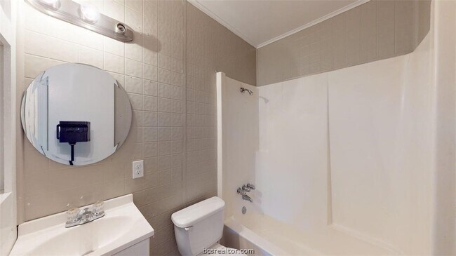 Building Photo - 204 Lynn Dr