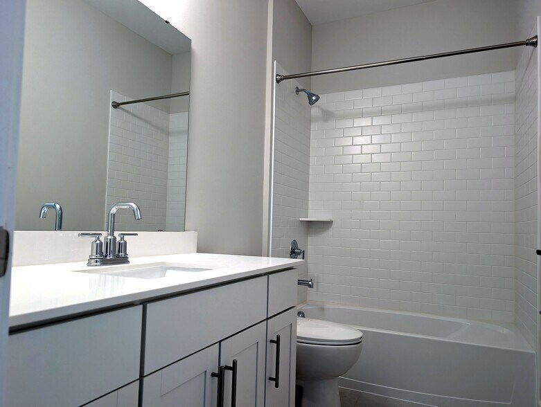 Building Photo - 2906 Justin Dr