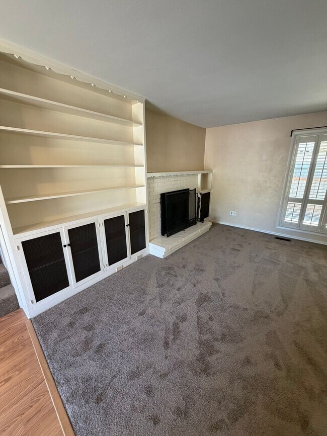 Building Photo - 3 Bedroom on Large corner lot!