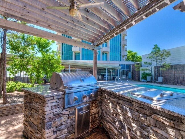 Building Photo - Luxury 2 Bed 2.5 Bath Condo in Central OKC
