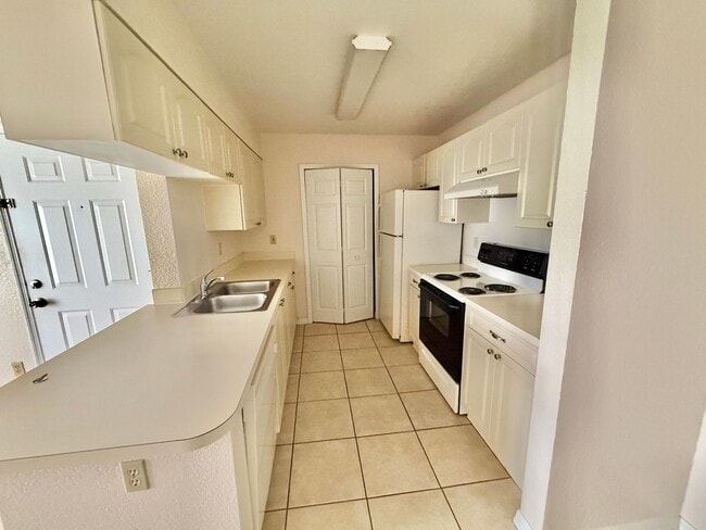 Building Photo - 2550 N Alafaya Trail