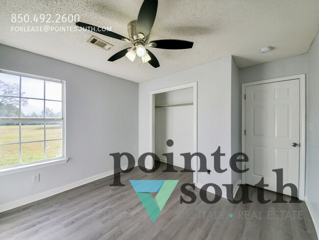 Building Photo - Dashing Duplex near Downtown Pensacola!