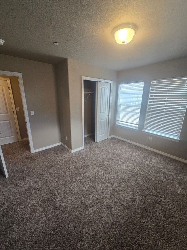Building Photo - 2421 Ridge Top Dr