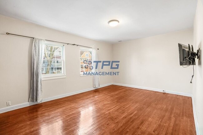 Building Photo - 121 Bentley Ave