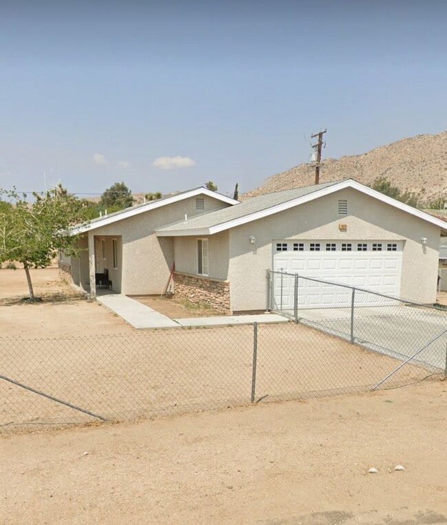 Building Photo - Move in special! 3 bedroom corner home close to Boy and Girls Club!
