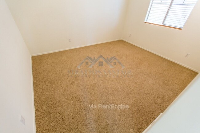 Building Photo - 945 E Blue Spruce Ln