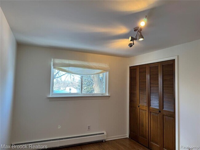 Building Photo - Beautiful mid-century modern home