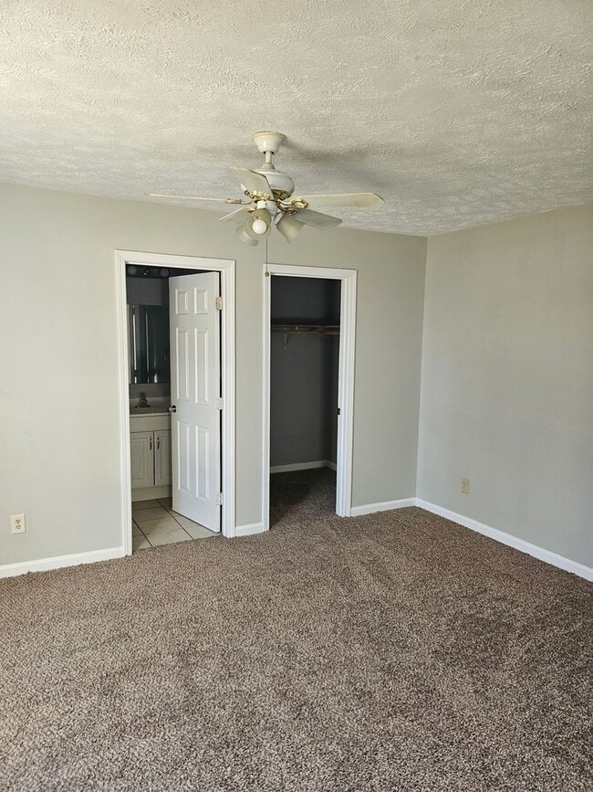 Building Photo - 1610 S Parker Dr