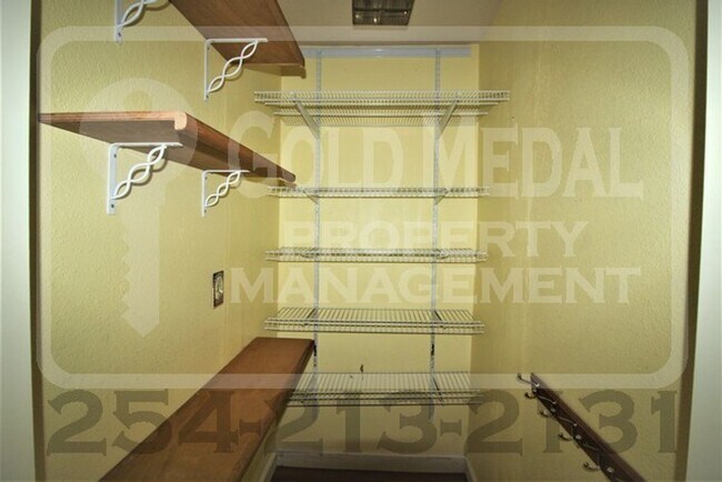 Building Photo - Your New Home Awaits At 1208 E Ave. H!