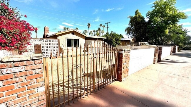 Building Photo - 1900 S Palm Canyon Dr