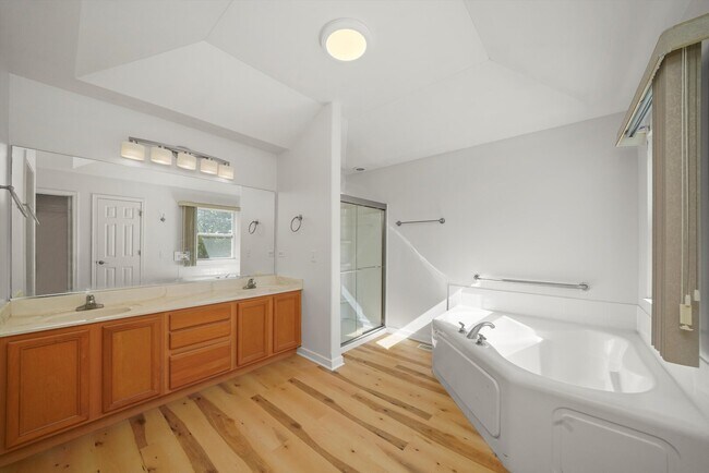 Building Photo - 3251 Thunderbird Ct E