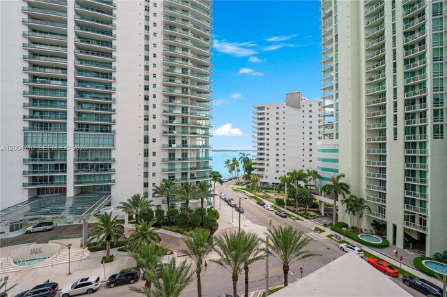 Building Photo - 1300 Brickell Bay Dr